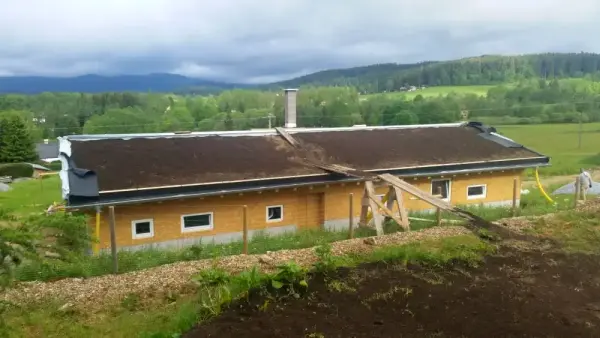 Dřevostavba před dokončením. Příprava zelené střechy.
